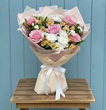 Букет цветов из:  Гвоздики, Орхидеи и Розы в Улан-Удэ