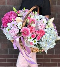 Композиция солнечный день в Улан-Удэ Цветочная композиция из Розы, Хризантемы, Пионы и Лизиантусы в корзине в Улан-Удэ