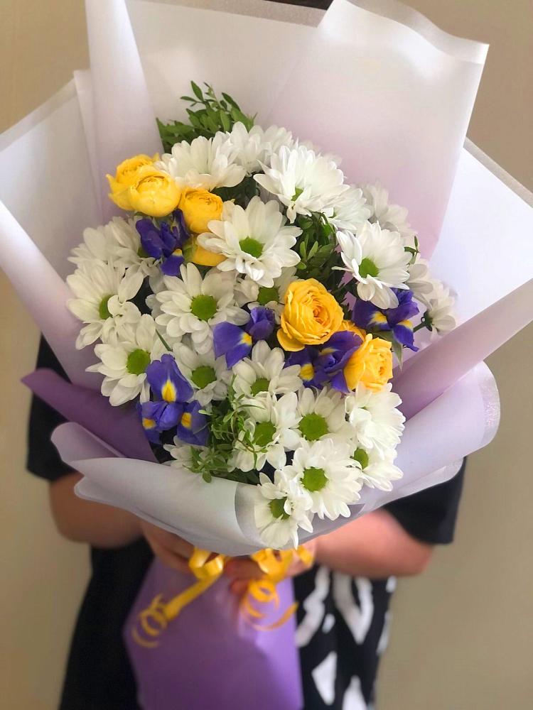 Букет цветов из: Ирисы, Хризантемы и Розы в Улан-Удэ