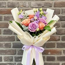 Букет цветов из:  Лизиантусы и Розы в Улан-Удэ