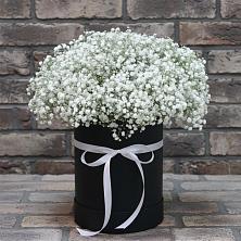 Цветочная композиция из Гипсофила в шляпной коробке в Улан-Удэ