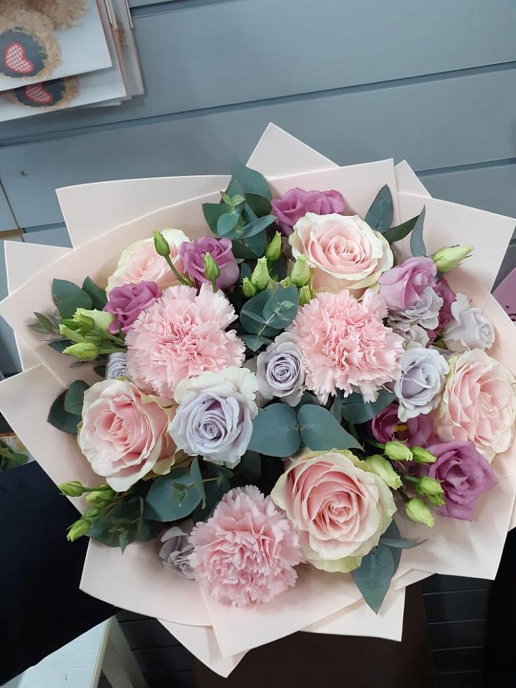 Букет цветов из: Розы, Гвоздики и Лизиантусы в Улан-Удэ